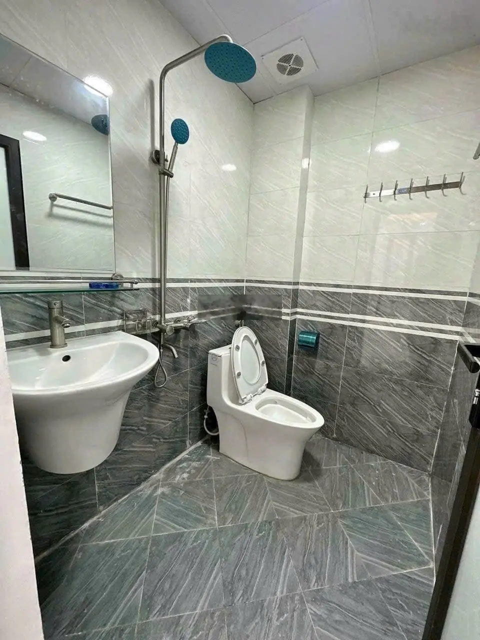 Chính chủ bán căn nhà 3 tầng, 4 ngủ full nội thất, khu ở văn minh Phụng Châu, Chương Mỹ. 2.3 tỷ
