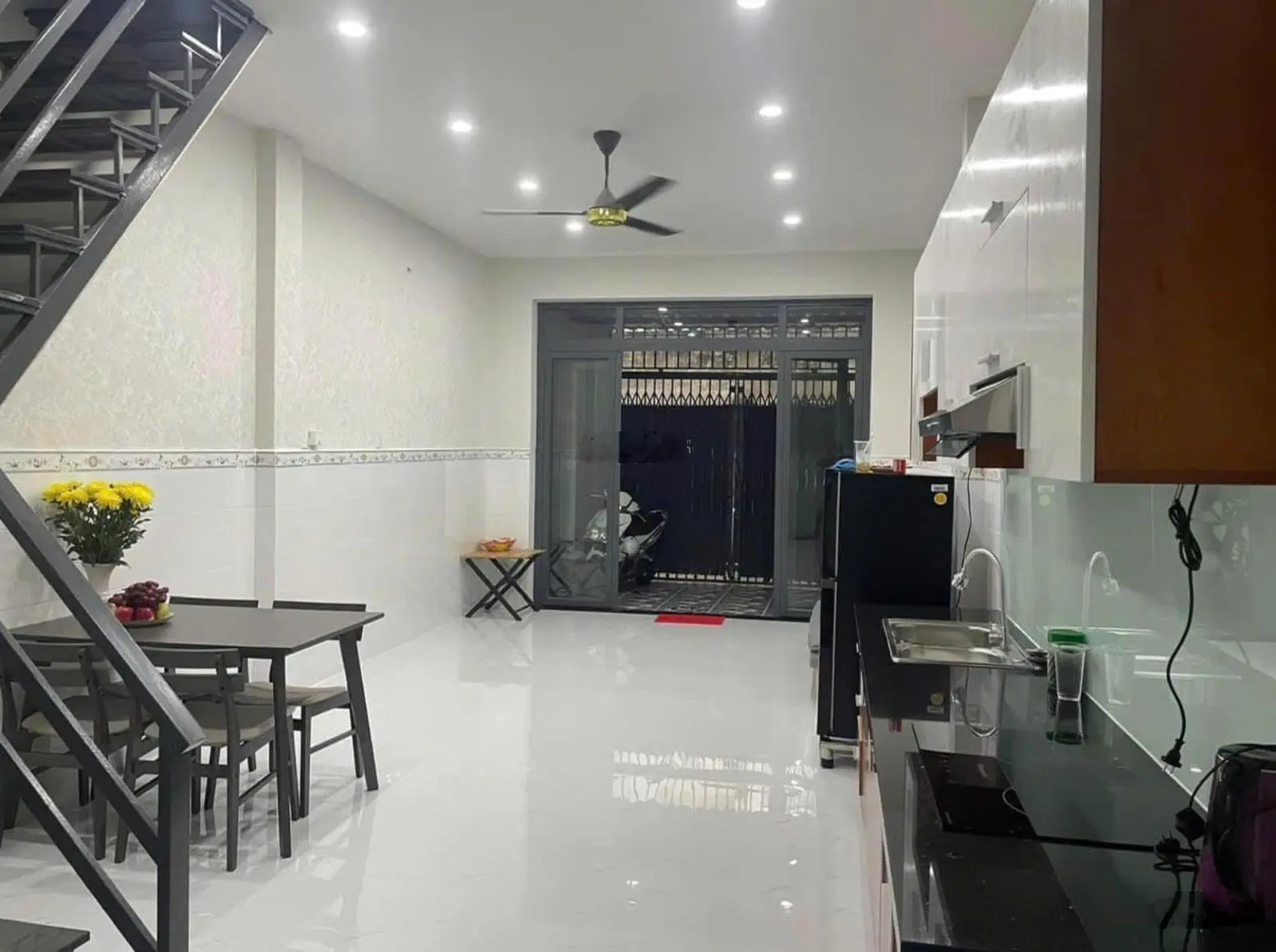 Chính chủ bán rẻ căn nhà 1 trệt 1 lầu 470tr (4x12) có 2 phòng ngủ gần Khu công nghiệp Xuyên Á