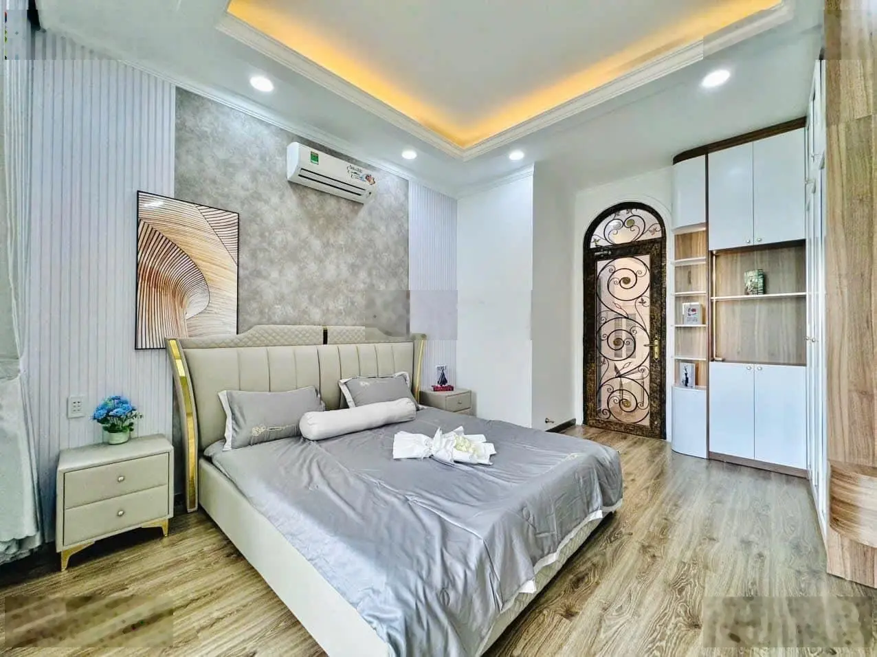 Bán gấp nhà đường số Khánh Hội. Phường 6. Quận 4. Giá 3 tỷ 990. Bớt lộc. Sổ riêng. Gọi 0904 430 ***
