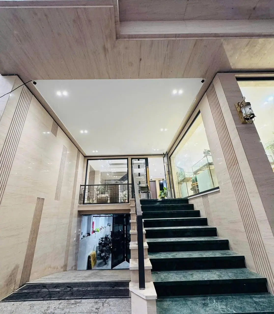 Siêu Phẩm Toà Căn Hộ Cao Cấp 9T, Phố Nguyễn Khang, Thành Thái Cầu Giấy Ô Tô Tránh KD 250Tr/Thág.