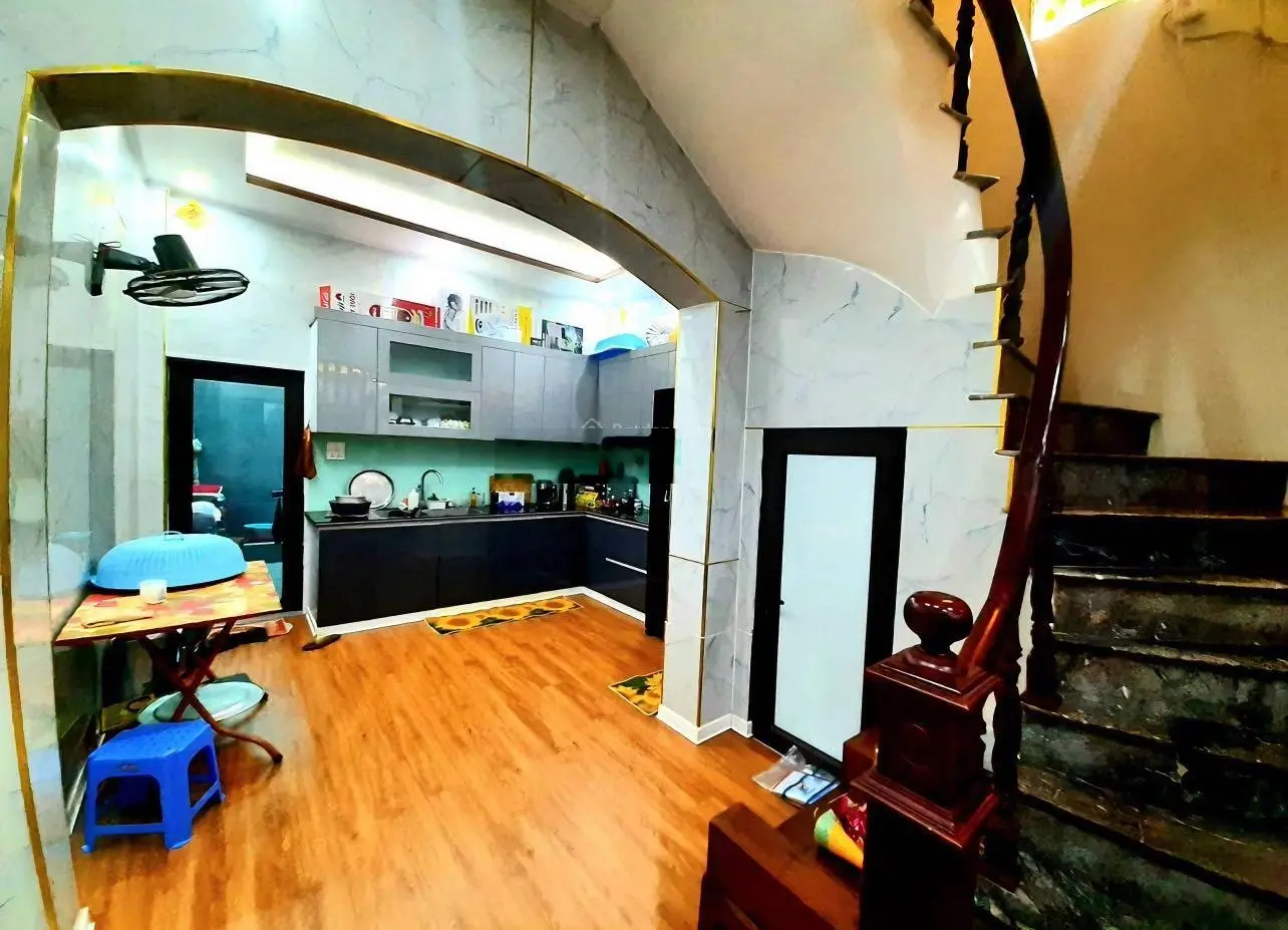 Nhà mình bán chỉ cách một nhà ra ô tô dừng đỗ, đi bộ gần bãi gửi xe ô tô, cuối Dương Văn Bé