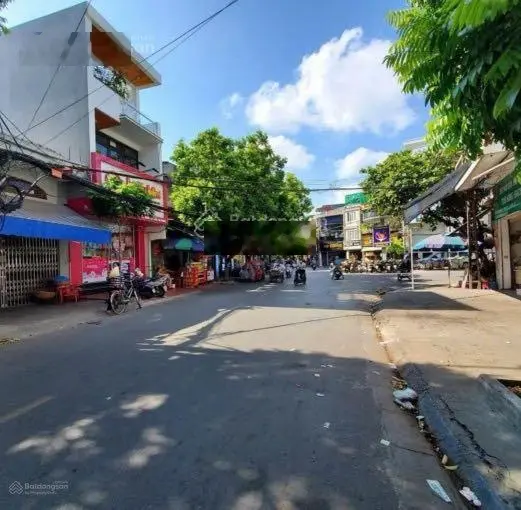 Bán nhà mặt đường Chợ Hàng, vị trí ngay gần Bốt Tròn, vỉa hè rộng 5 mét