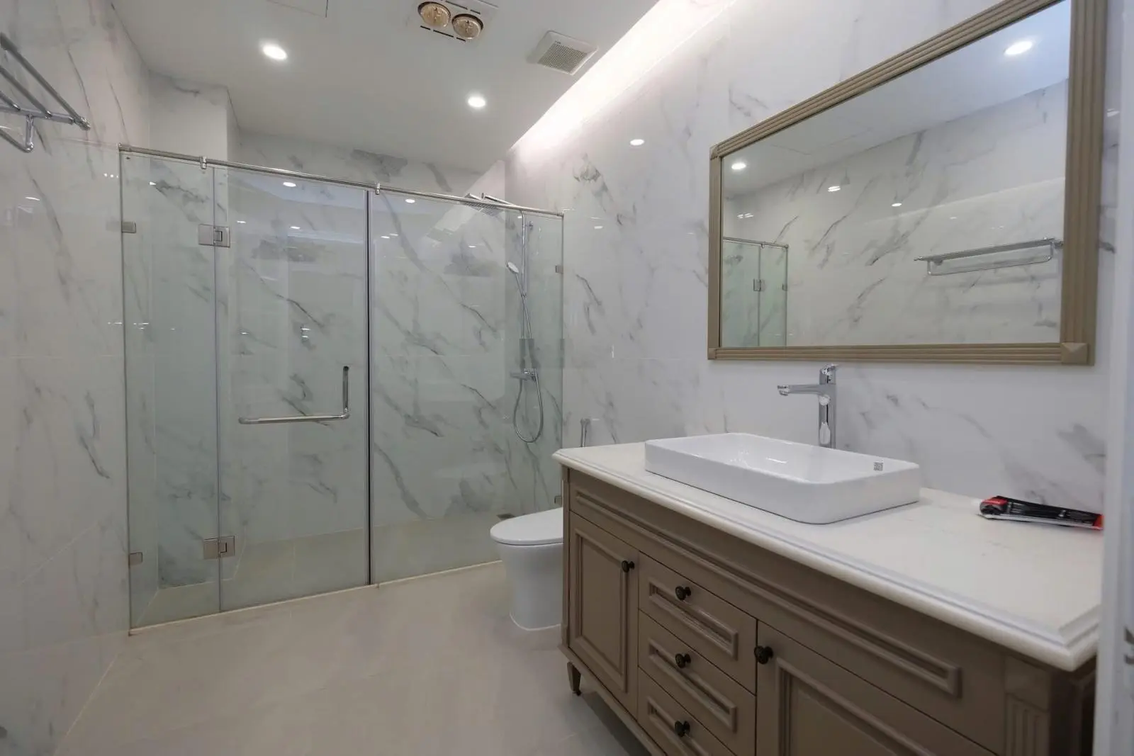 Bán nhà cực đẹp ngõ 275 Âu Cơ 160m2, 4 tầng, mặt tiền 8m. Sổ đẹp, giá rẻ. Tiện ở và đầu tư giữ tiền