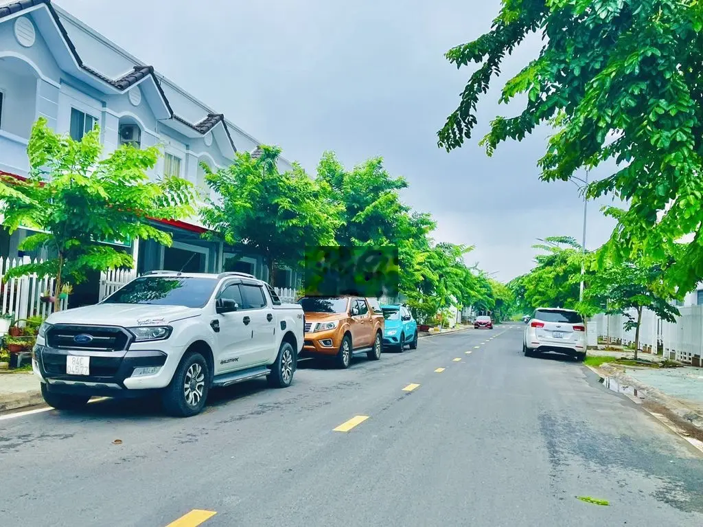 căn nhà xây sắp hoàn thiện - chuẩn bị hoàn thiện - trong khu dân cư