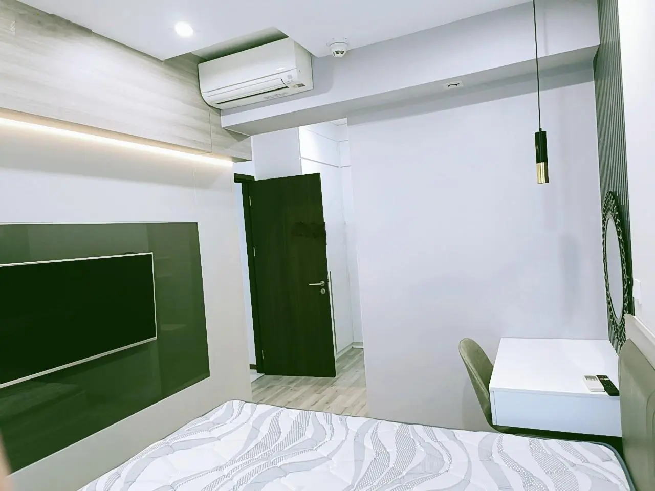 Cần bán căn hộ One 2 phòng ngủ, diện tích 81.32m2, full nội thất, view sông, giá 7,5 tỷ