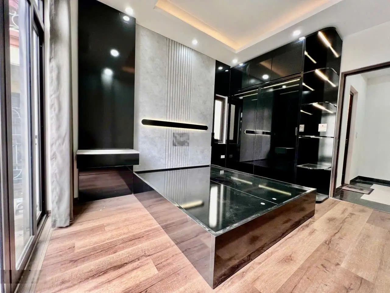 Cần Bán gấp nhà riêng 5 tầng tại Nguyễn Văn Cừ, 9,5 tỷ, 50m mới kính koong