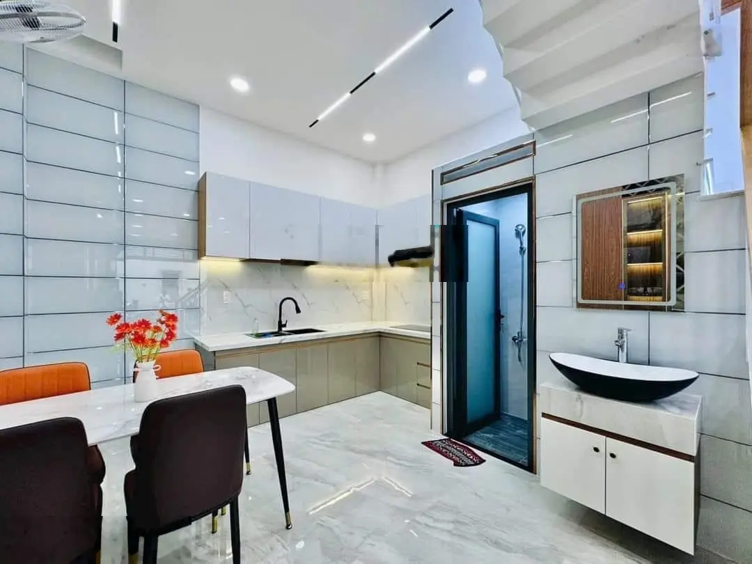 Dọn vào ở ngay nhà Chiêu Anh Các, Phường 5, quận 5 cần bán - Giá:4tỷ880/63m2. 2 tầng có sân thượng