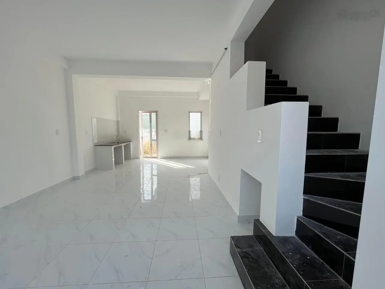 Bán căn nhà tại khu đô thị DTA sát đường chính Nguyễn Văn Cừ