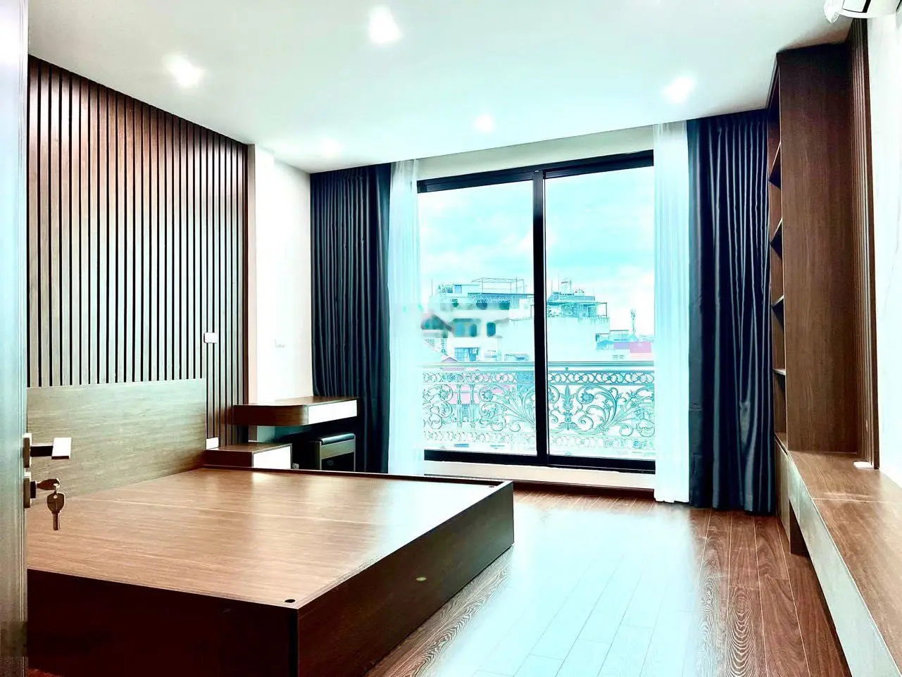 Bán nhà mặt phố Cổ Linh - Thạch Bàn 58m2 x 6 tầng, thang máy, vỉa hè 5m, kinh doanh đỉnh