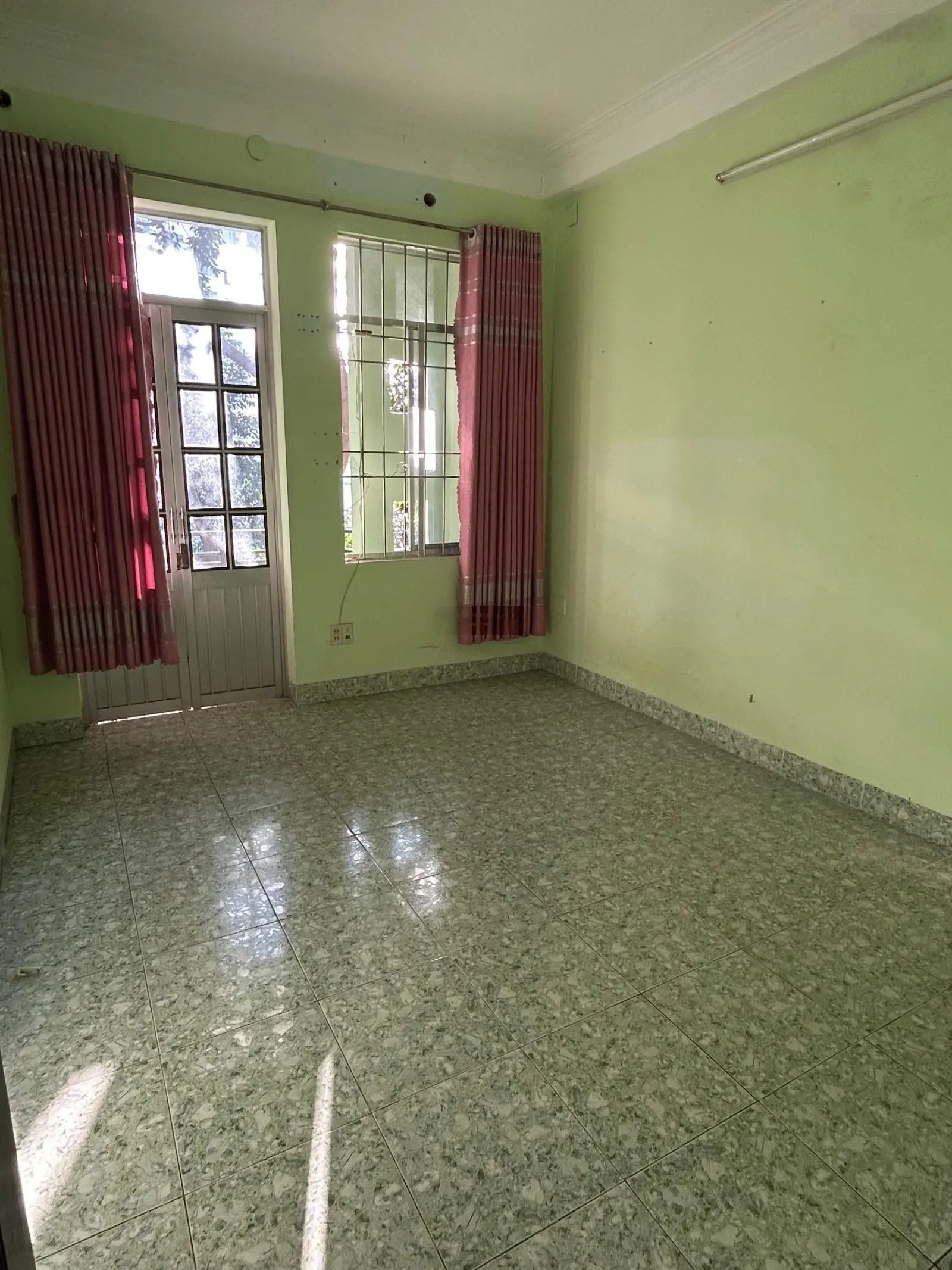 Bán nhà mặt tiền Lê Thánh Tôn gần Vincom