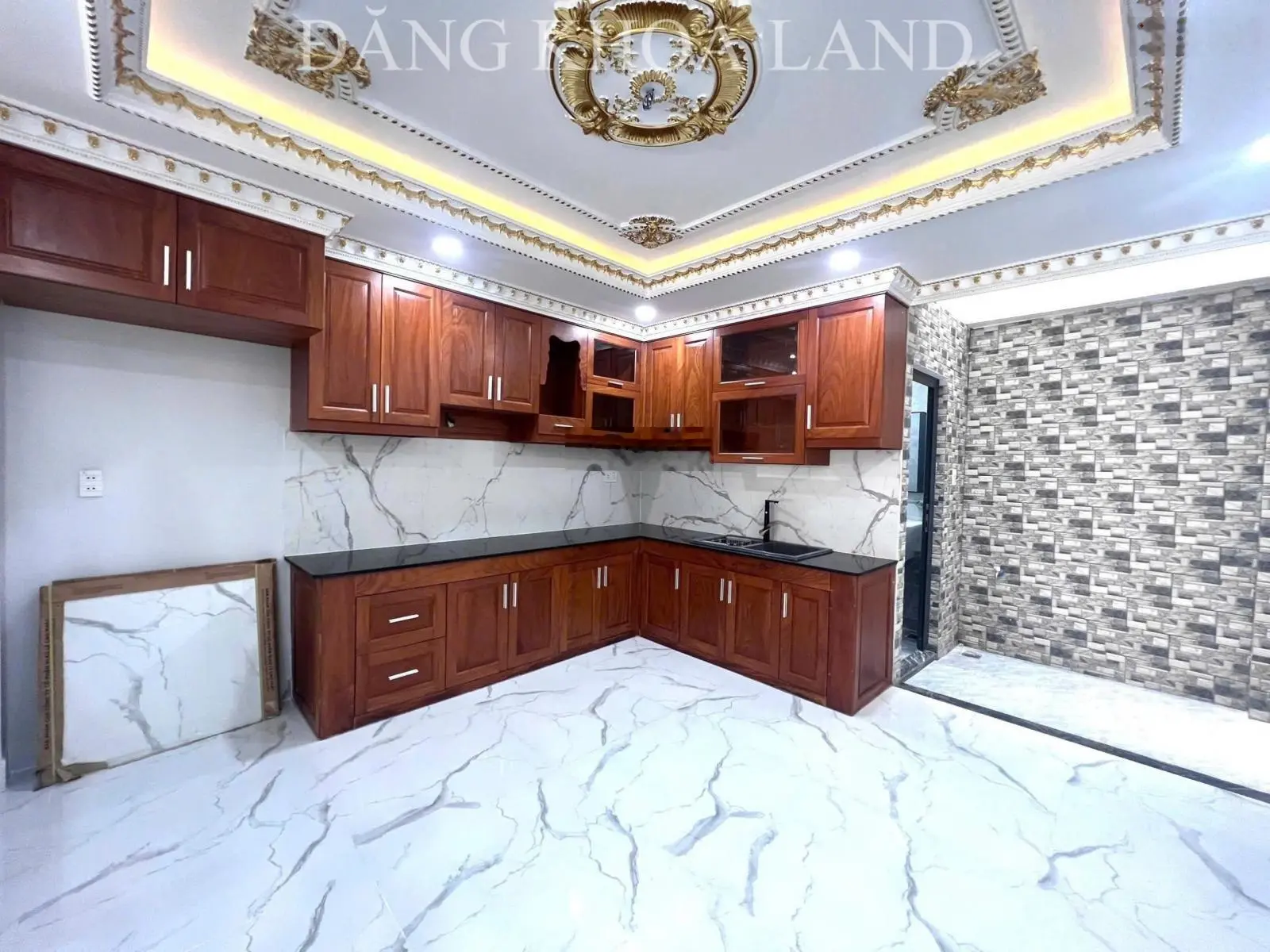 Nhà sát phạm văn đồng - xdkc hoàn công chuẩn- dt 68m2 gồm 4pn 5wc- full nội thất