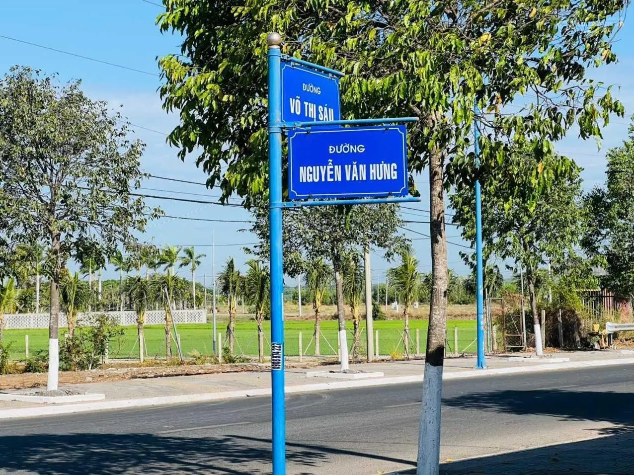 Mặt tiền Nguyễn Văn Hưng - TT Đất Đỏ - cách Tỉnh Lộ 52 100m DT 500m2 giá 2tỷ300