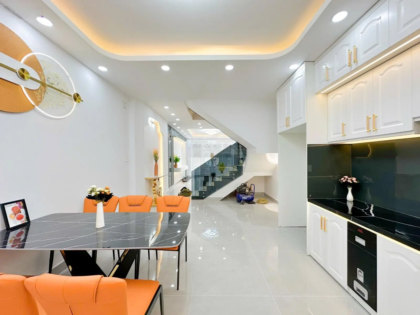 Bán nhà sổ riêng 58,9m2 xây dựng 4 tầng full nội thất gần sát Quận 7 chỉ 300m