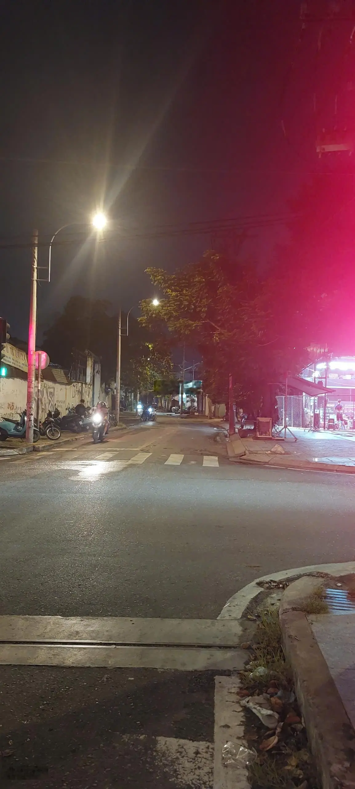 Bán đất lớn. CN: 3850m2. 3 mặt tiền đường Kênh Tân Hoá. DT: 39x100m. Giá: 250 tỷ còn thương lượng