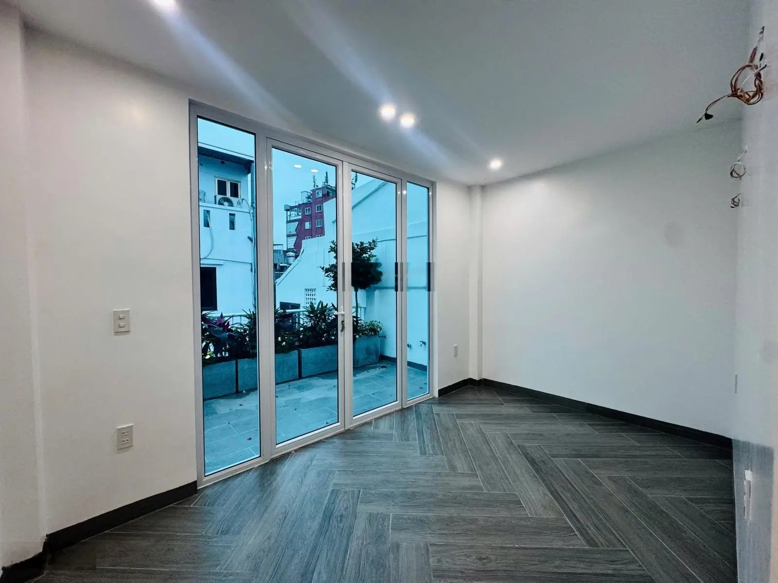 Bán nhà villa sân vườn 90m2 tuyệt đẹp. Full nội thất. phố Hai Bà Trưng