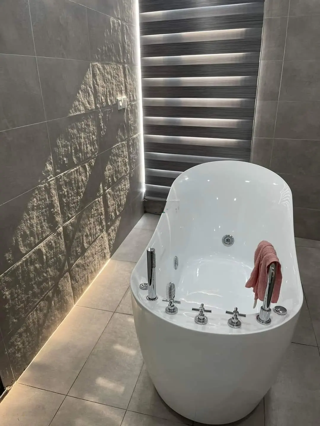 Bán nhà! 63m2, 16 tỷ, 6 ngủ, 24 chỗ, 3 mặt tiền 18m Trần Quốc Hoàn, Phan Văn Trường, Cầu Giấy