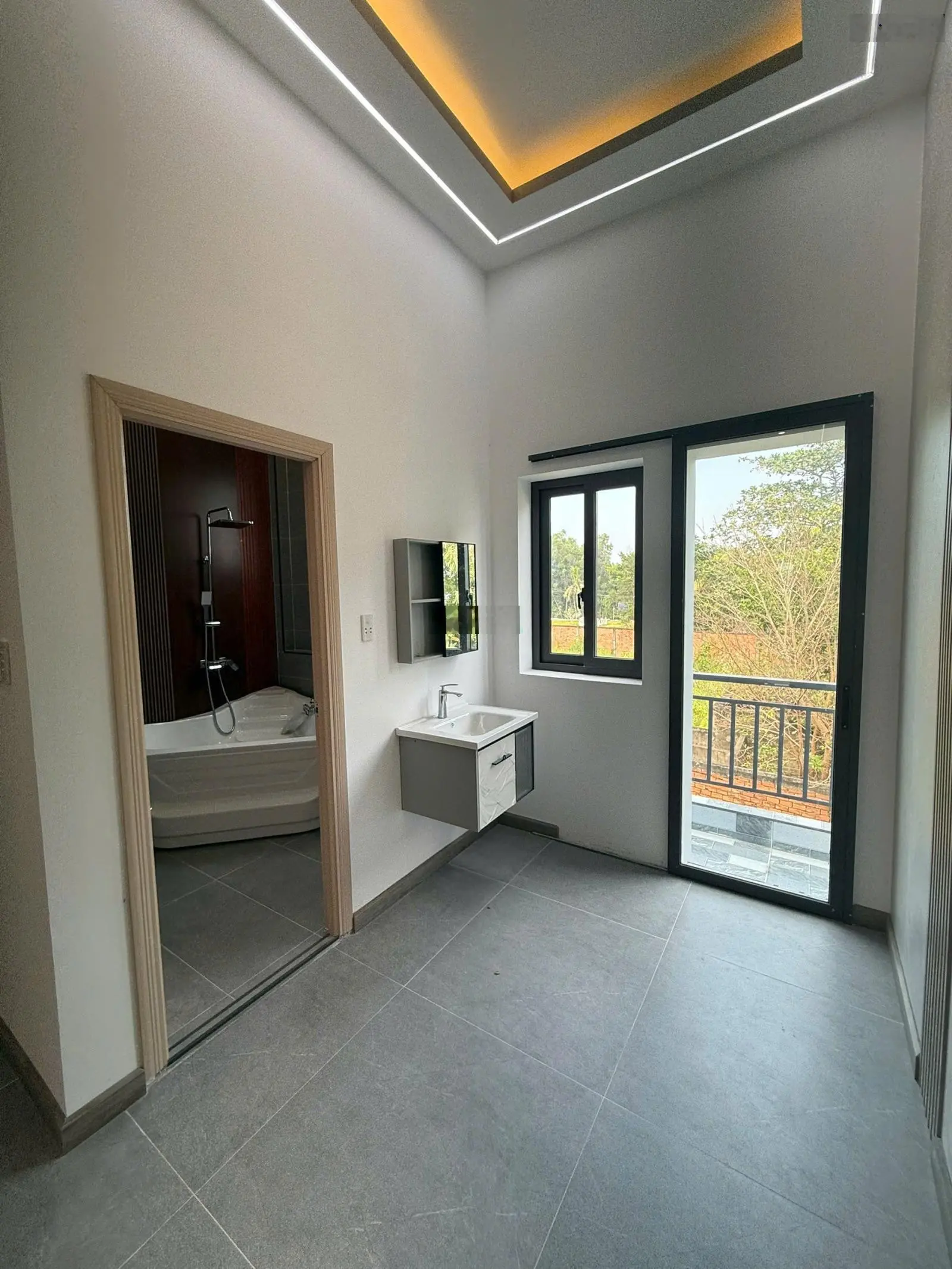 Bán căn nhà tuy ven thành phố nhưng ở khu dân cư đông đúc giá chỉ 2ty3