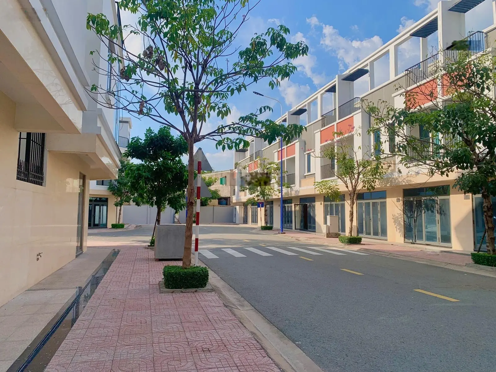 Bán nhà phố 1 trệt 2 lầu 3 phòng ngủ đã hoàn công đường Lê Thị Trung cam kết vay được 70%