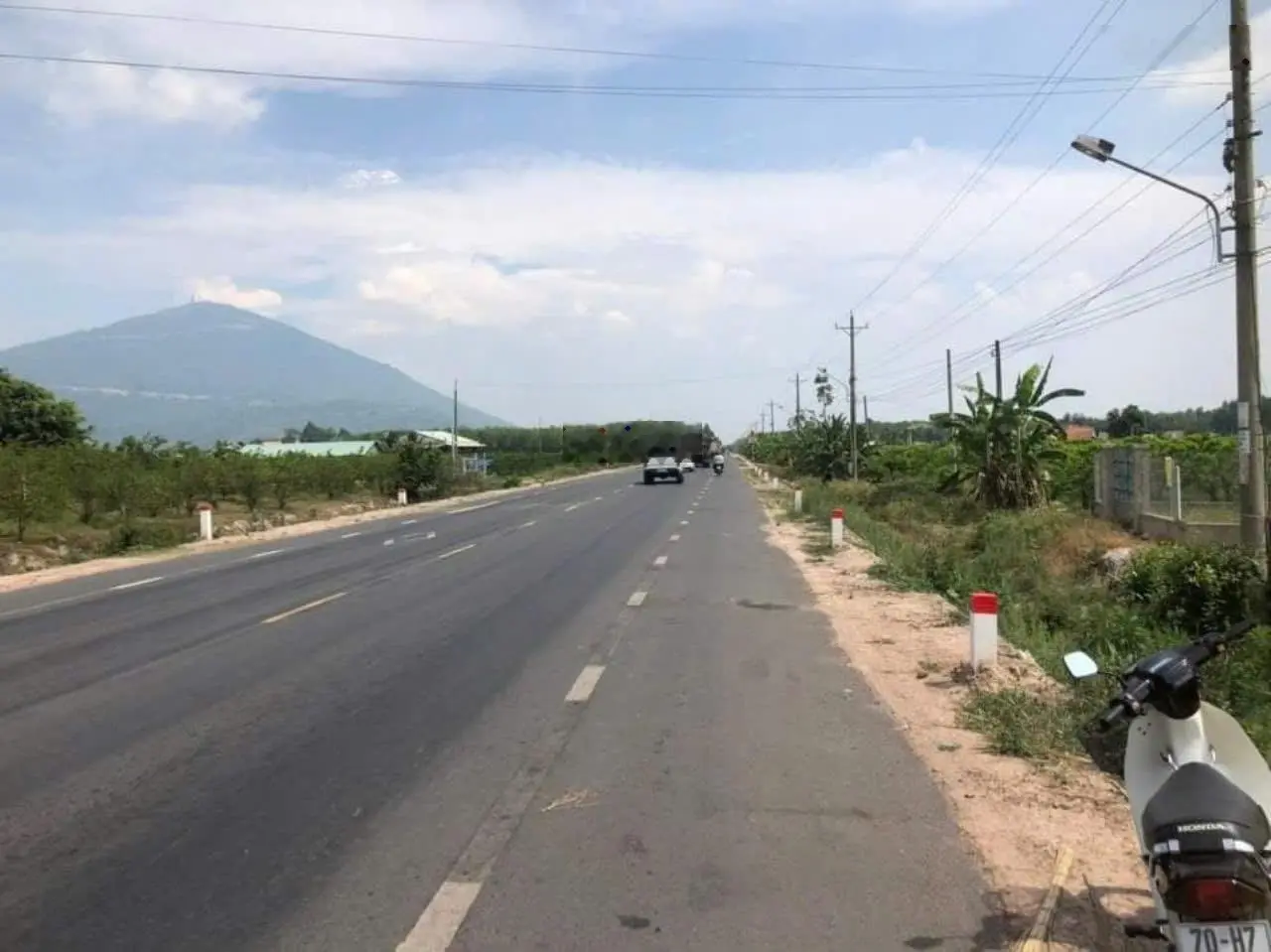 Bán nhà mặt tiền đường lên núi Bà Đen, 317,5m2 - 2,4 tỷ