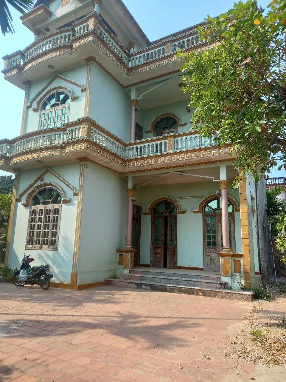 Bán nhà đất 411m có 240 thổ cư, sẵn nhà 3 tầng - sân vườn - gần ngay đường QL6 giá 5,5 tỷ