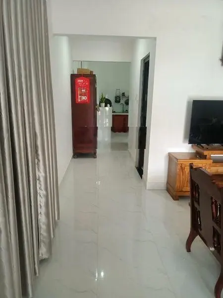 Cần bán nhà diện tích 100m2, có sân đậu oto, đường thông. TTTP Quảng Ngãi. Giá rẻ