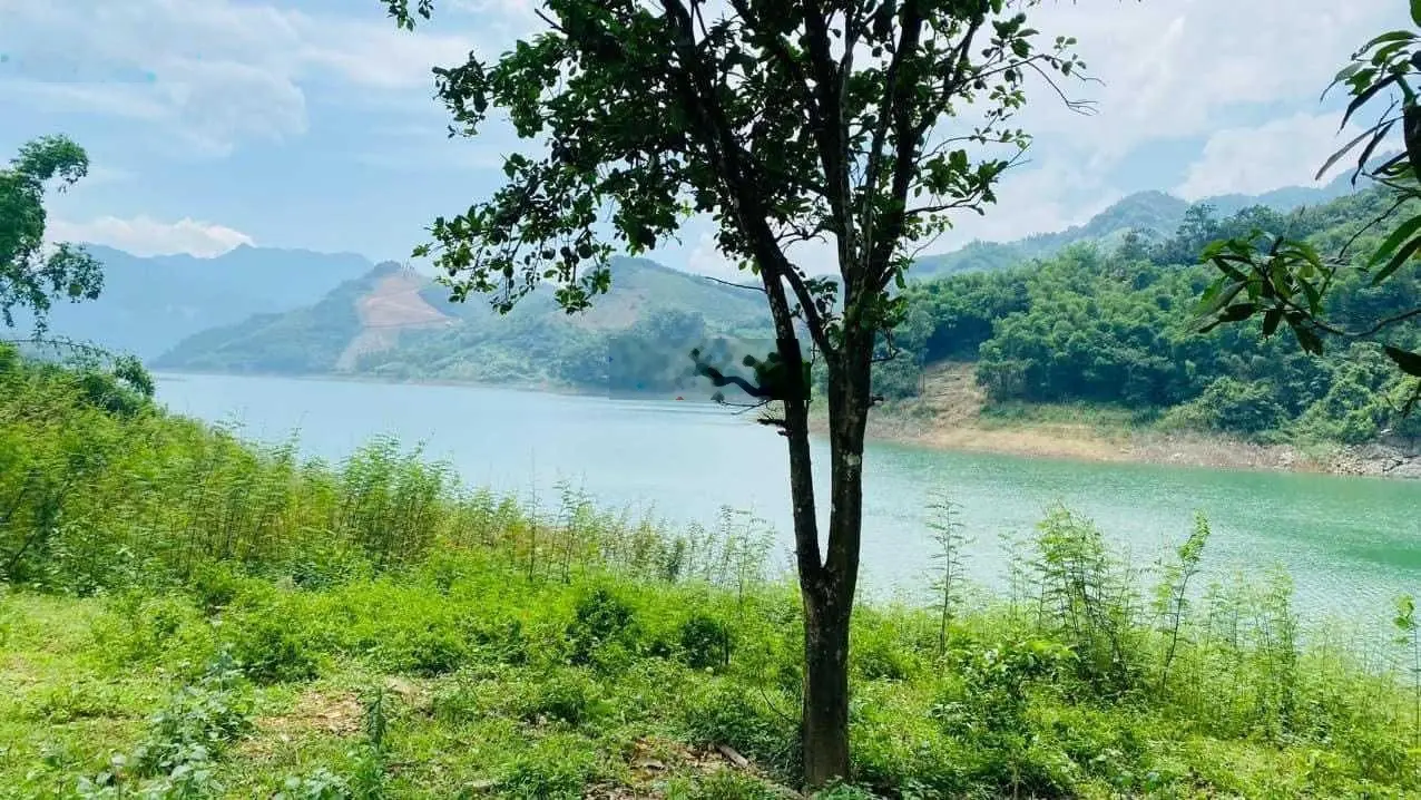Chỉ 4 tỷ thôi là anh chị sở hữu ngay lô đất bám hồ cực đẹp, cách Big C chỉ 90 km