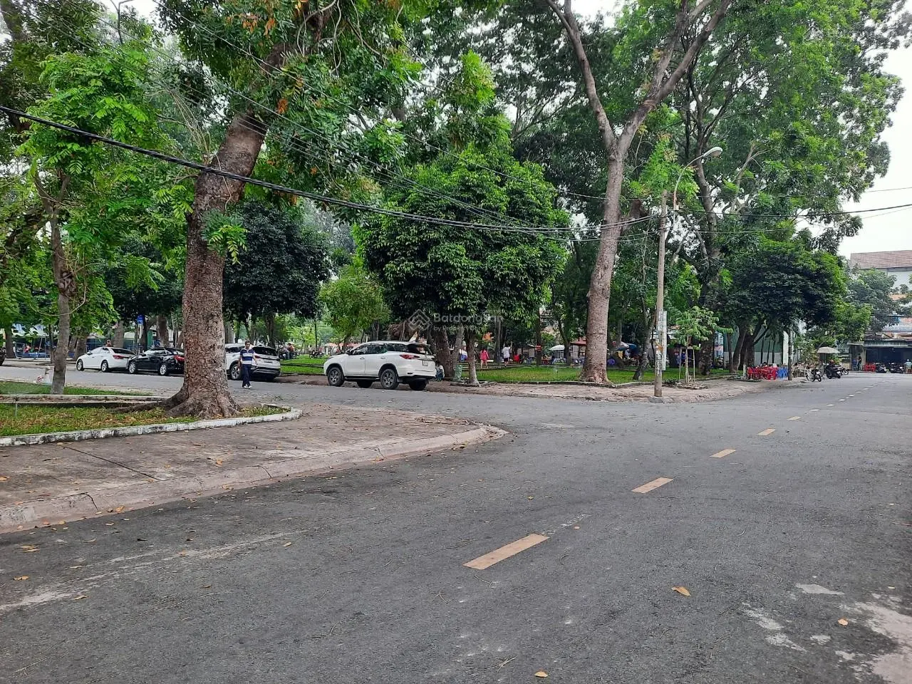 Bán nhanh nhà đôi Vip Tên Lửa - 8x20m, 4 tầng thang máy - công viên