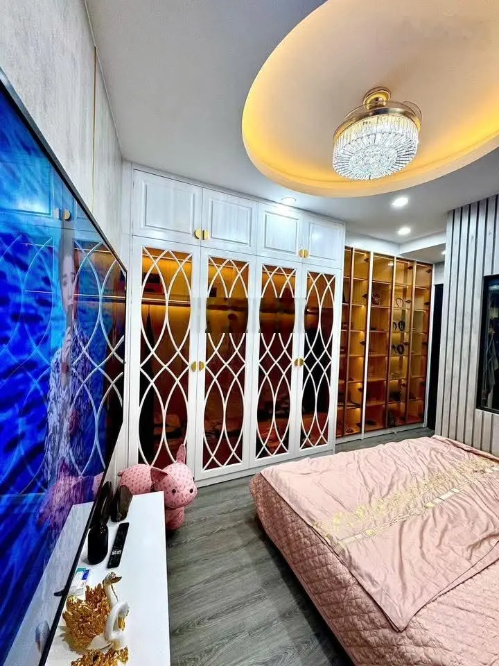 Lương Định Của, Đống Đa. DT 33m² x 4 tầng, MT 3,7m, giá 8,65 tỷ. Nội thất xịn, thang máy nhập khẩu.