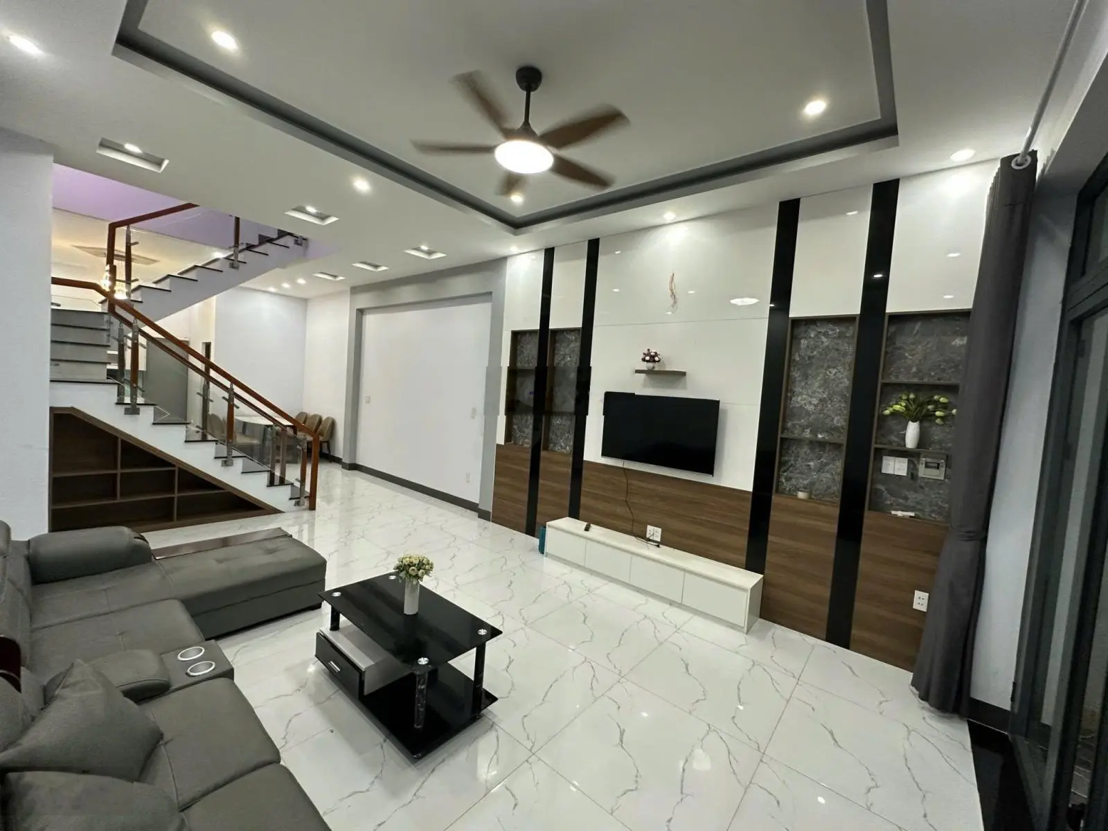 Bán gấp nhà riêng 1 lầu 1 trệt 1 tum, 2PN, 2WC, 70m2 tại KDC, Tân Bình, Dĩ An, giá cực chất 3,65 tỷ