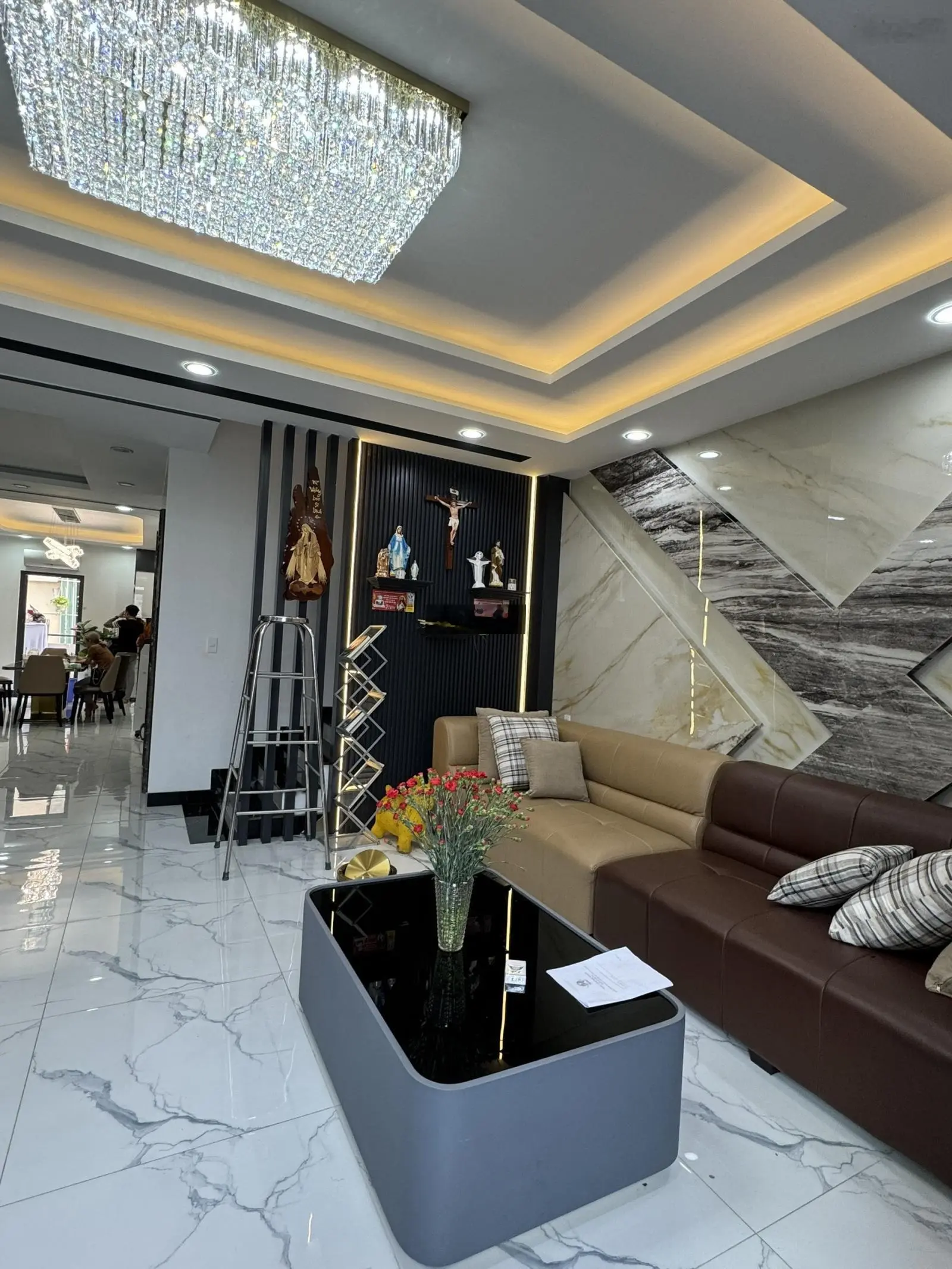 Bán nhà DT: 5.4x17m / 91.3m2/ 3 tầng / Gía 12.5 tỷ TL ngay ngã tư Hồng Hà - Bạch Đằng