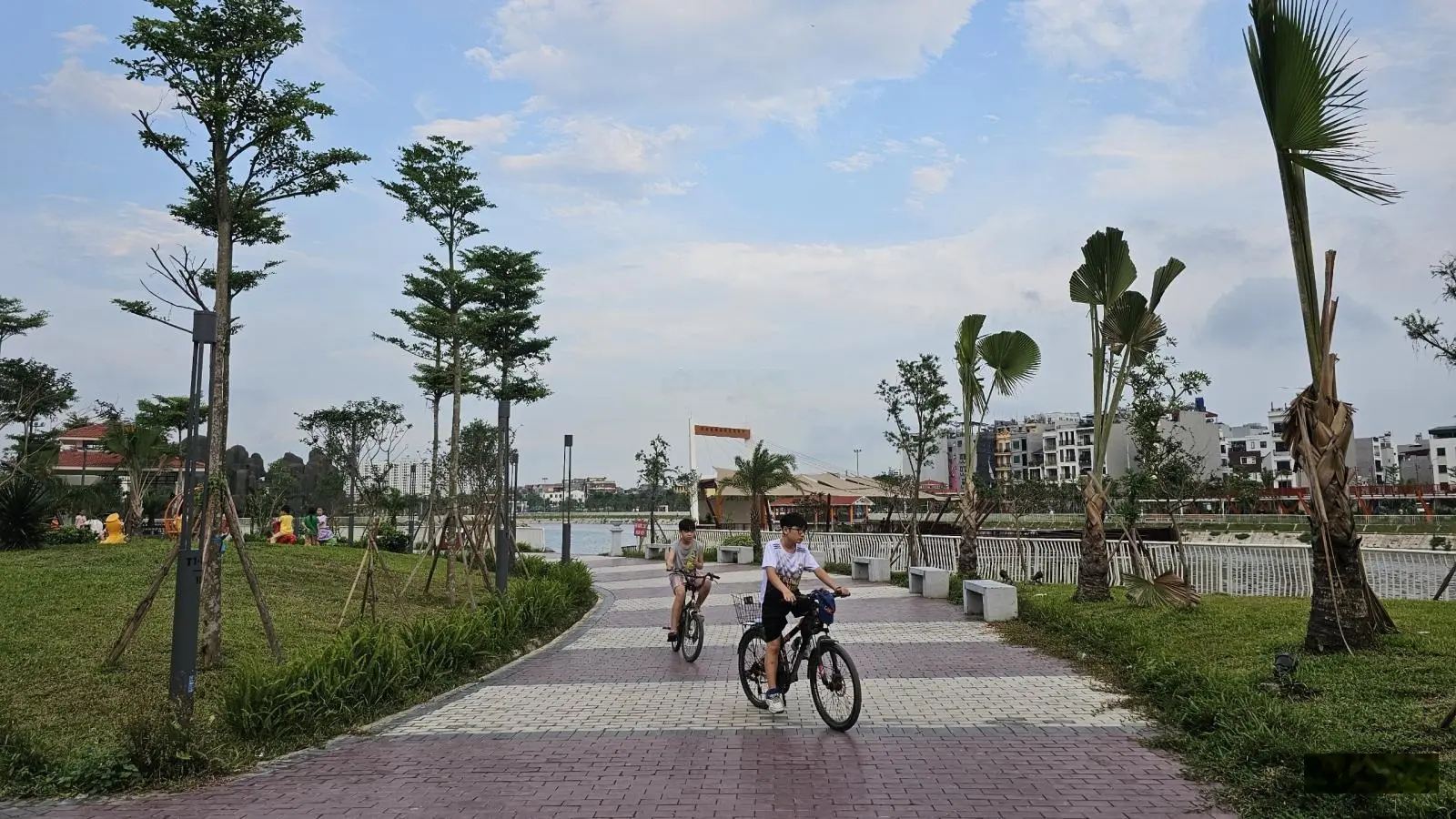 Em đang có căn 89.5m2(2pn + 2vs) - tầng trung - mua trực tiếp CĐT - giá rẻ hơn gần 200 triệu