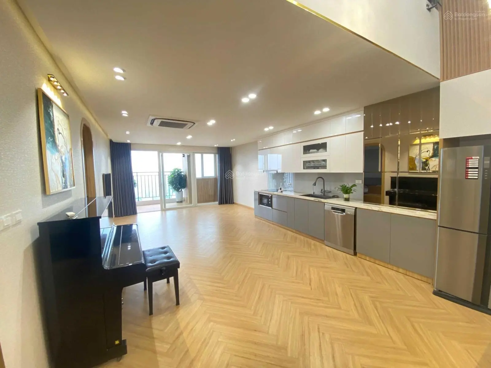 Chuyển nhà xuống biệt thự nên gia đình tôi đang cần bán căn hộ duplex DT 235m2, đầy đủ nội thất
