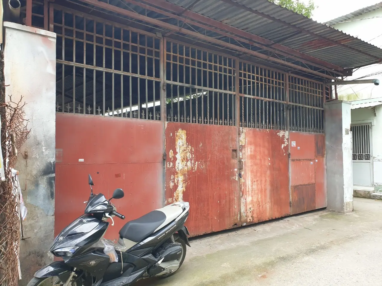 Bán gấp nhà + kho DT 300m2 (10x30) hẻm Tân Xuân 1, gần UBND xã Tân Xuân
