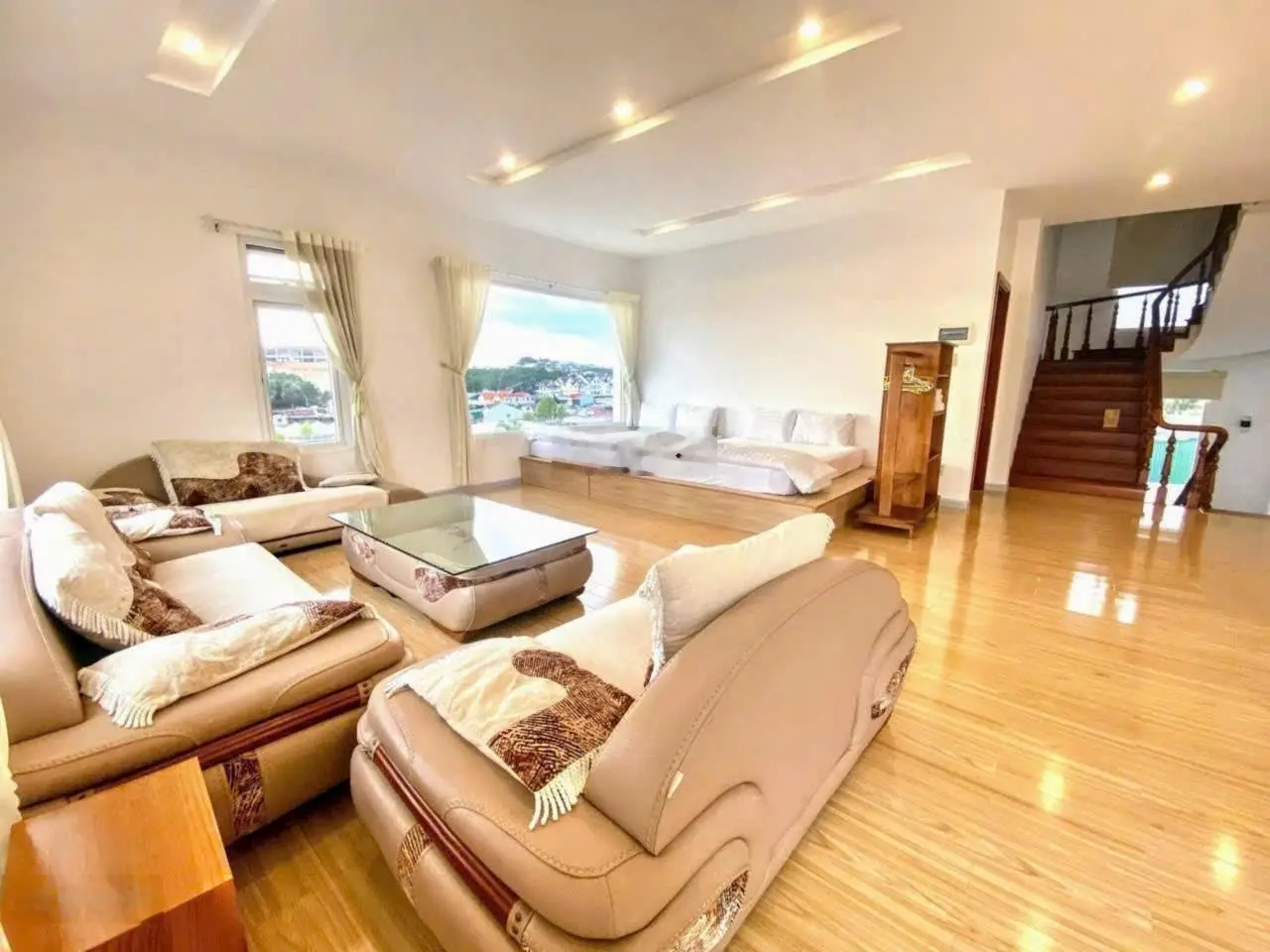 Bán biệt thự 2 mặt tiền đường đông tĩnh, phường 08, tp đà lạt. dt: 955 m2 , giá: 40 tỷ. 0908 748 ***