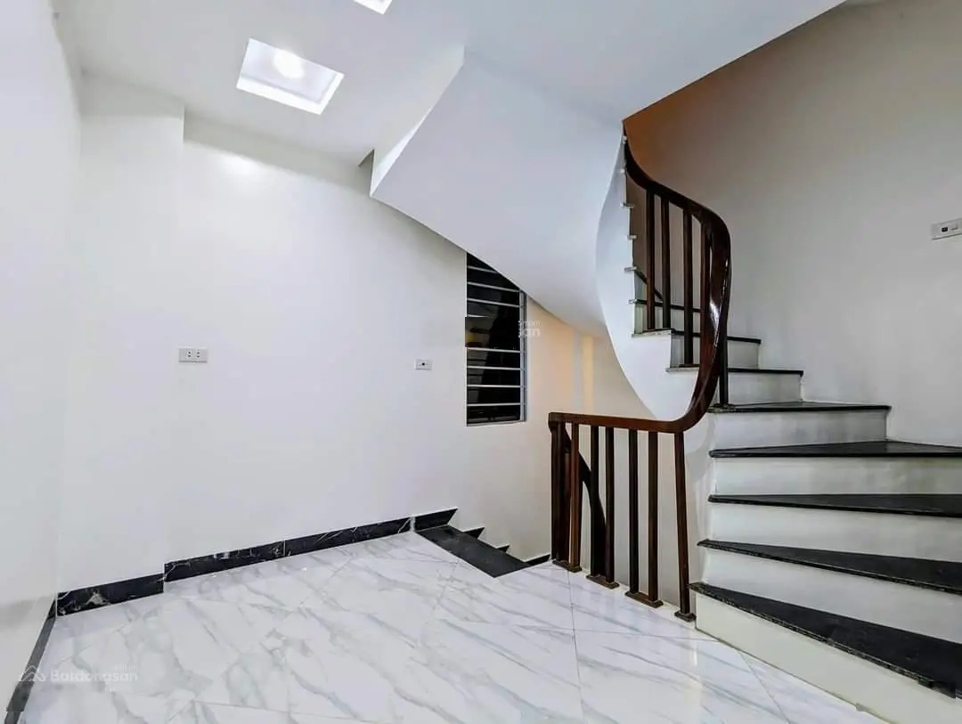 Bán rất gấp nhà phố Chính Kinh, 2 thoáng, vị trí đẹp sát Ngã Tư Sở, sổ nở hậu, 33m2 x 7 tầng