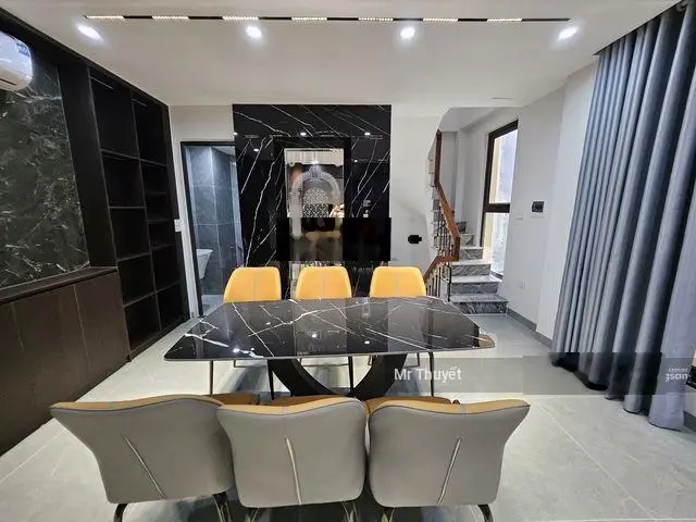 Cách phổ cổ 3km,nhà ngọc lâm-long biên-47m2-6 tầng,thang máy-ô tô đỗ cửa-full nội thất-nhỉnh 8 tỷ.