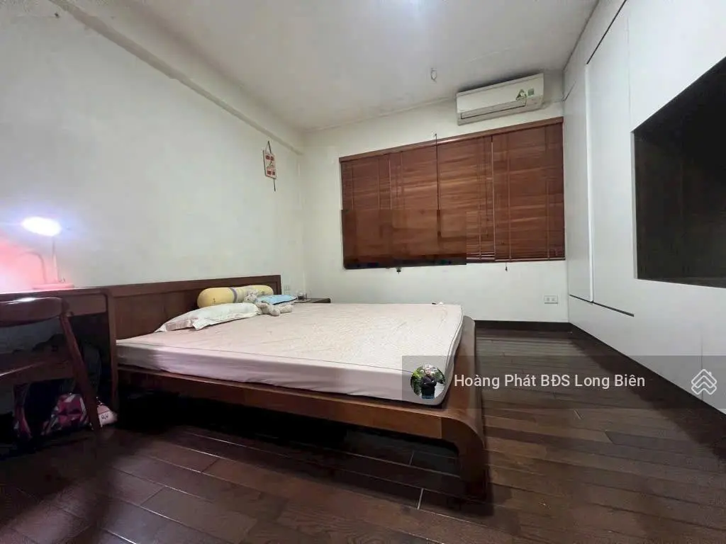 Bán nhà dân xây Tư Đình, Long Biên. Thiết kế 1 0 2. 32m2 x 5T. Giá hơn 5 tỷ. Lh 0965858116
