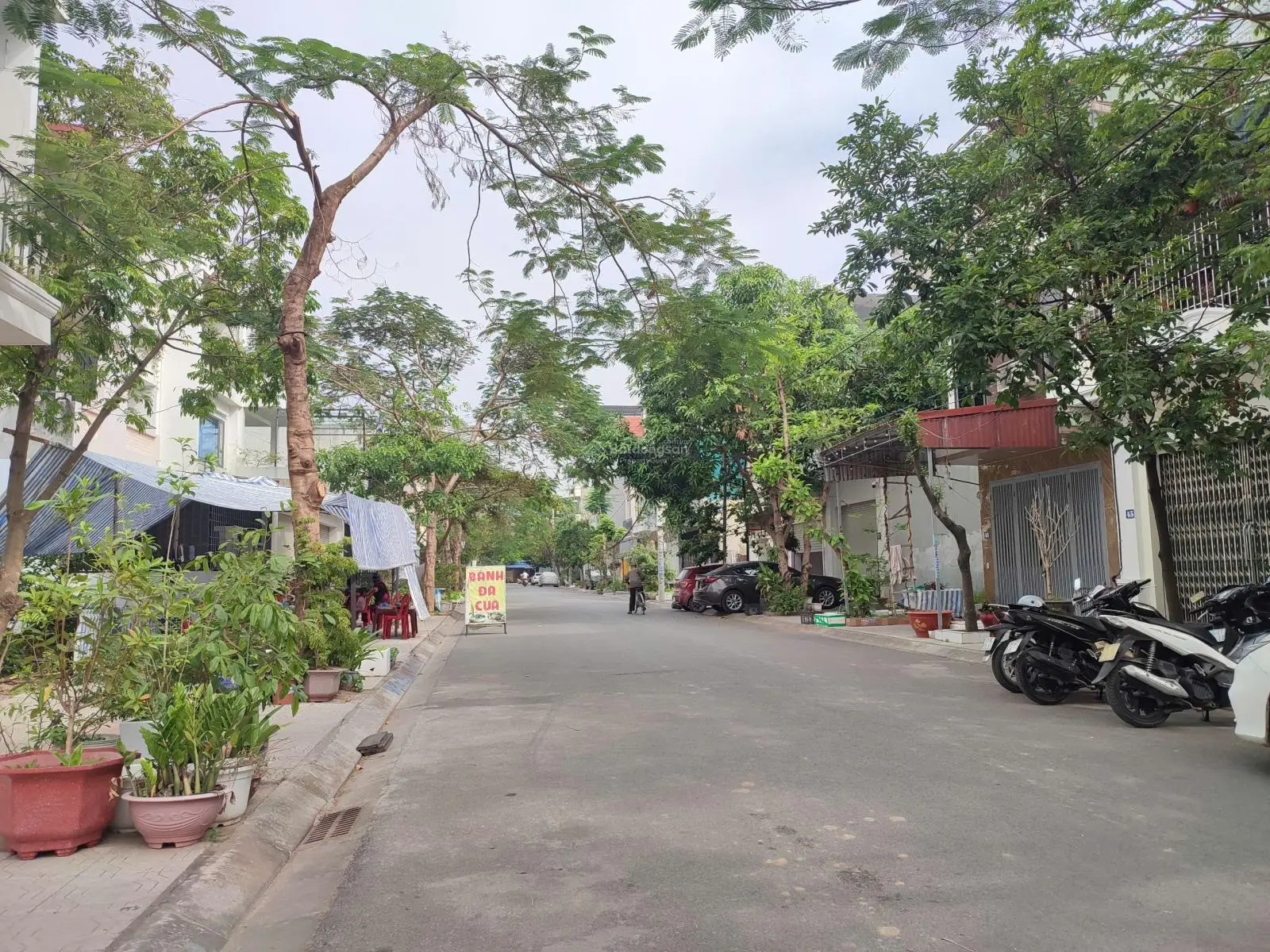 Bán lô đất ngay gần Aeonmall tuyến 2 Khúc Thừa Dụ đường rộng 15m.