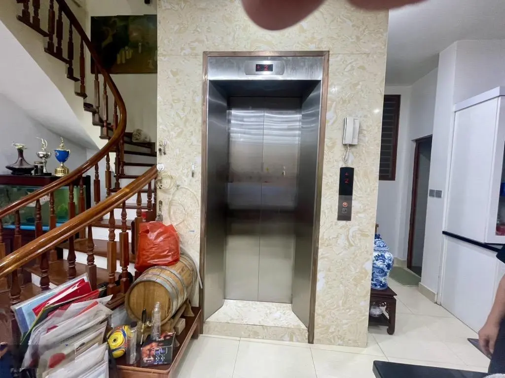Lương thế vinh - lô góc 3 mặt thoáng - nhà đẹp - nội thất xịn - thang máy - ô tô đỗ cửa