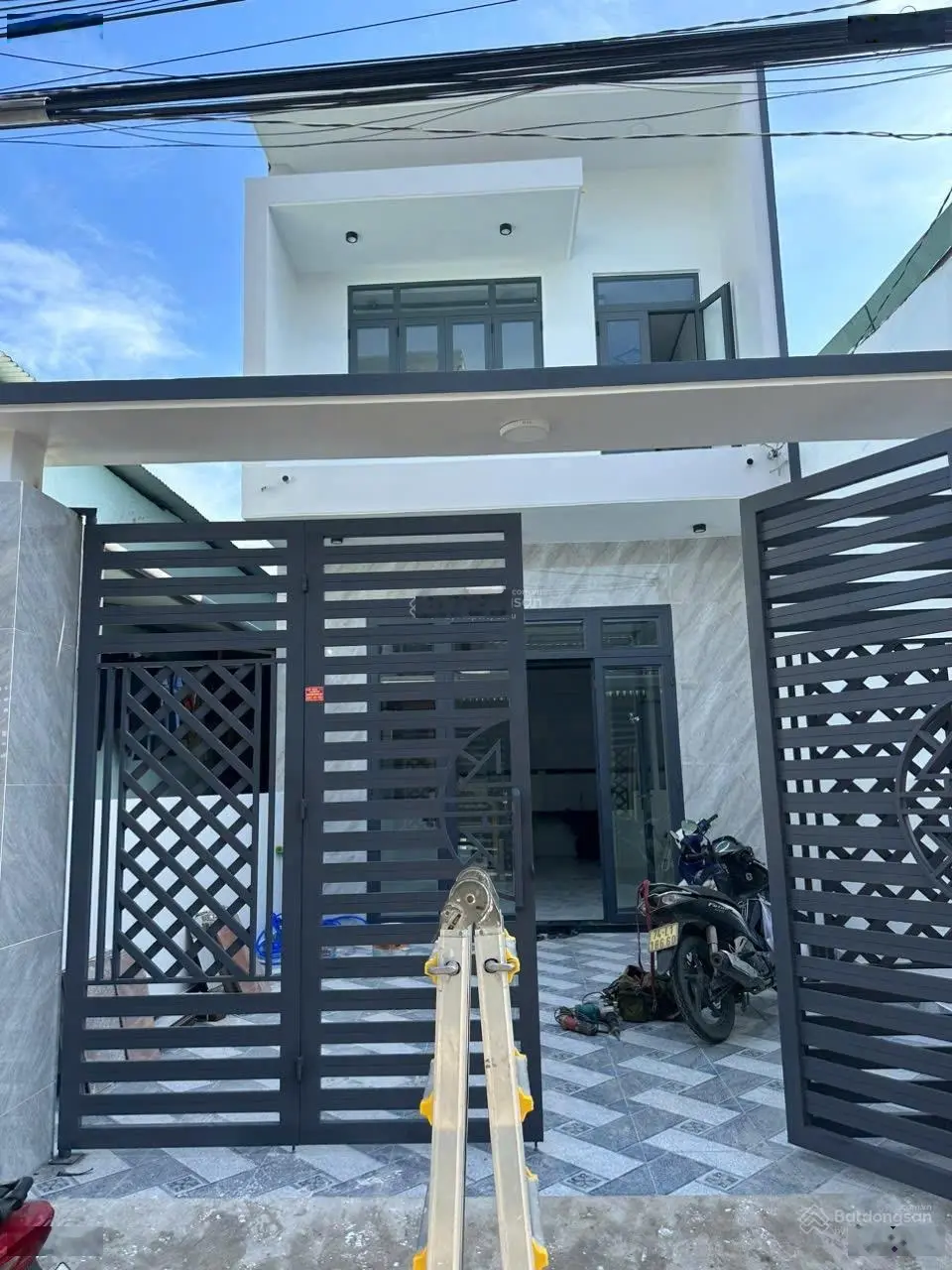 Cần bán căn nhà mới hoàn thiện mặt tiền hẻm kinh doanh giá rẻ. Sổ riêng thổ cư gần chợ Changshin