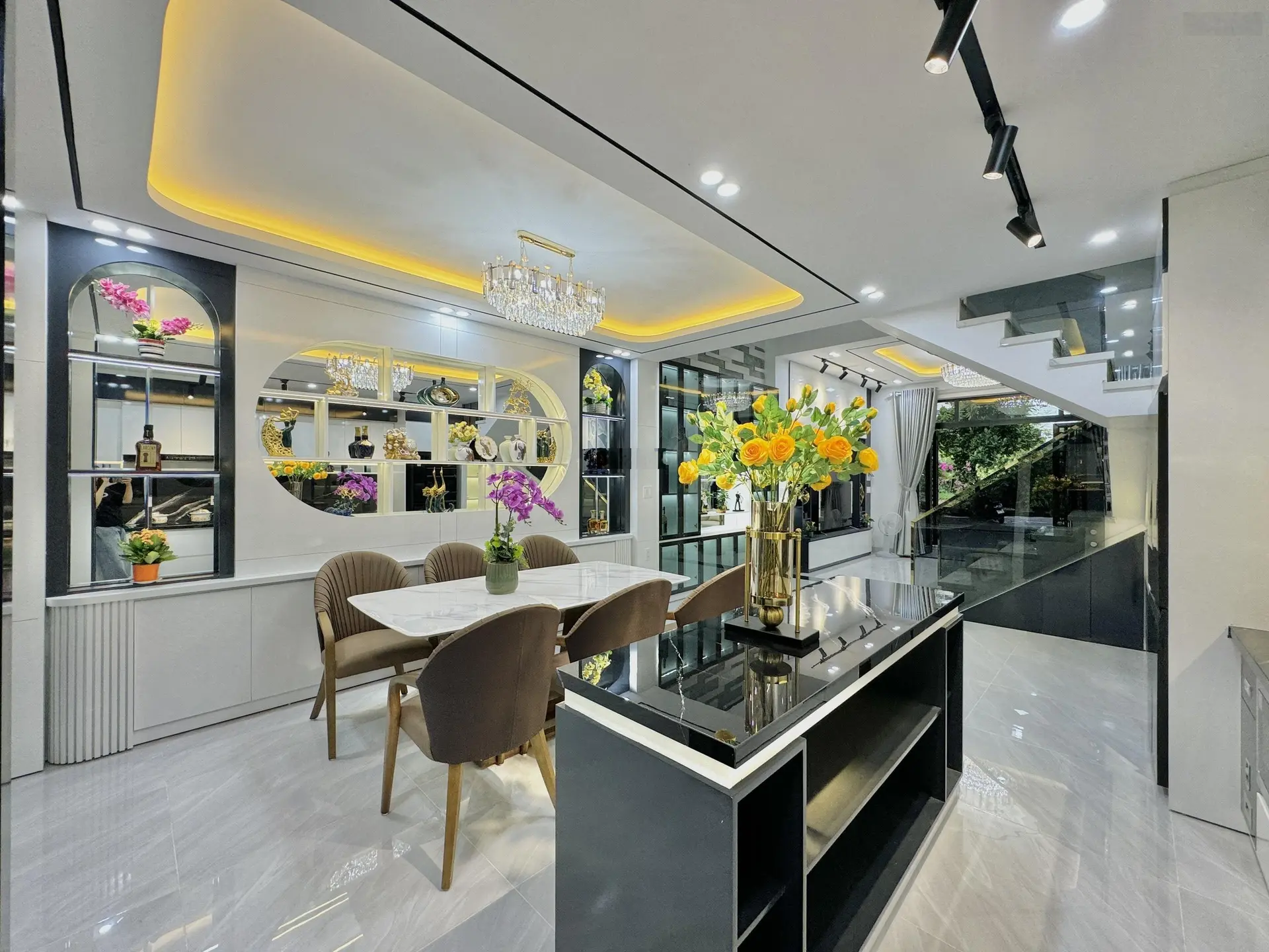 Nhà đẹp Đà Nẵng - Bán gấp nhà 3 tầng Tân Cổ Điển, thông biển, full nội thất nhà mới xây LH 09378943