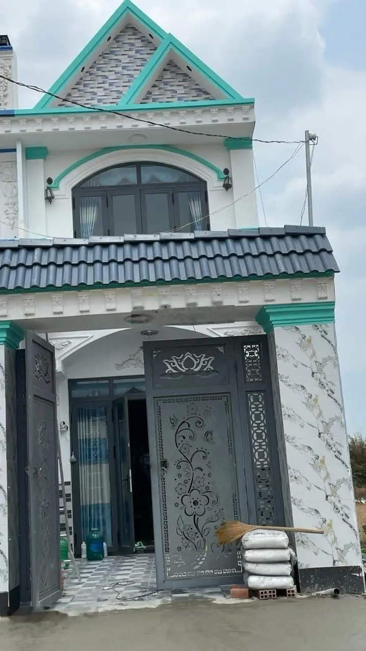 Ngộp. Nhà lầu nóc Thái, đường xe hơi, 4x25 thổ, kv4 thị trấn Đức Hòa, 2tỷ150tr
