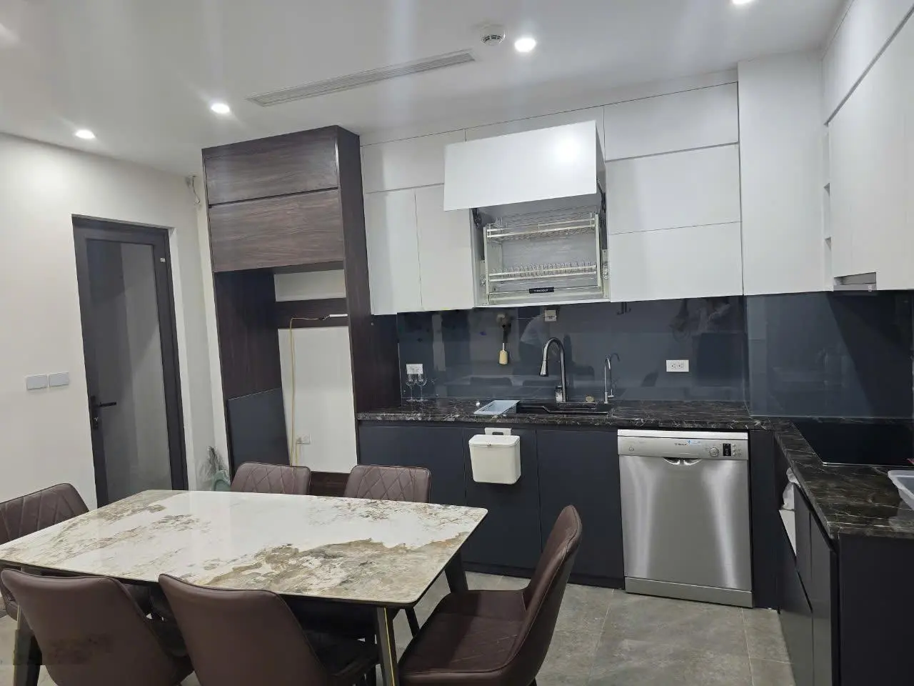 Cần bán gấp căn hộ 97m2 Le Grand Jardin, sẵn sổ đầy đủ nội thất giá 5,8 tỷ bao thuế phí, 0947 437 ***