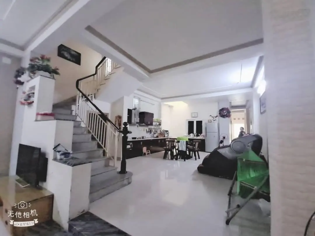 Bán nhà mặt tiền đường oto 8m ngay vòng xoay Phú Hữu. DT 53m2, 3 tầng, 3pn Oto ngủ nhà. Giá 4,5 tỷ
