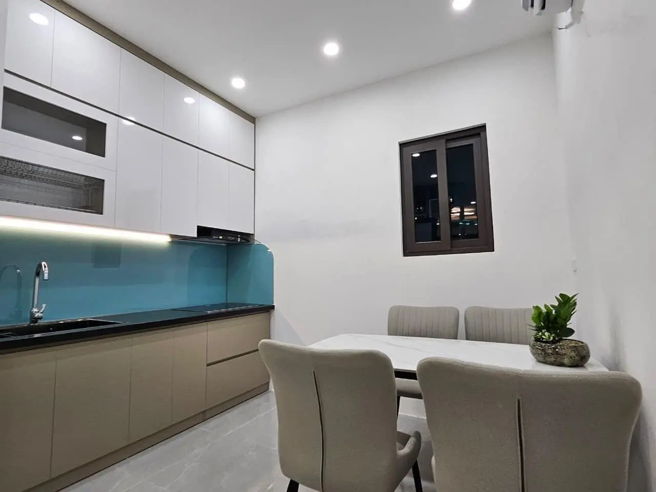 ( Hiếm có) Bán Nhà 33m2 x 4 Tầng full nội thất, ngõ thông, ô tô, gần phố Lạc Long Quân. Giá 6.4 Tỷ.