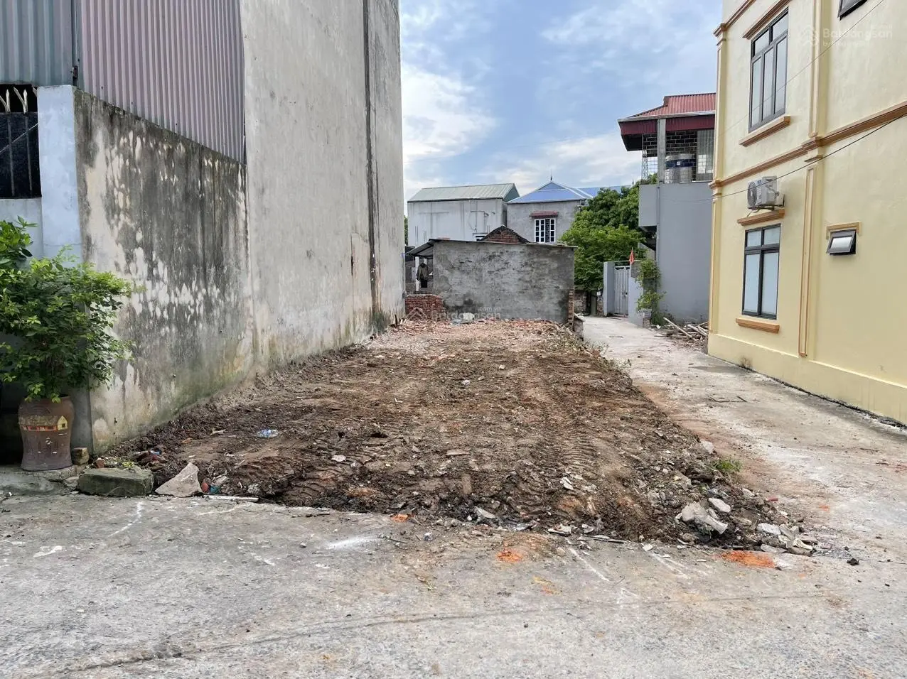 Bán lô đất căn góc, nhà 2 mặt tiền - đường ô tô đi thoải mái - full thổ cư chỉ còn 3 tỷ