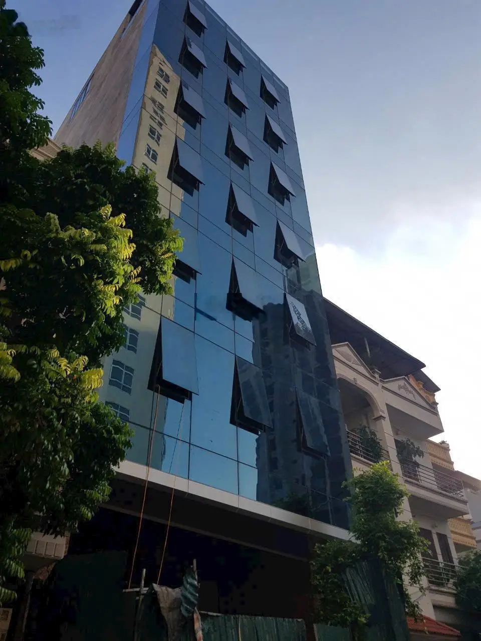 Bán nhà Phố Lạc Long Quân 140m2, MT8m, 10 tầng, hai mặt thoáng, thang máy. Thiết kế kiểu Văn phòng