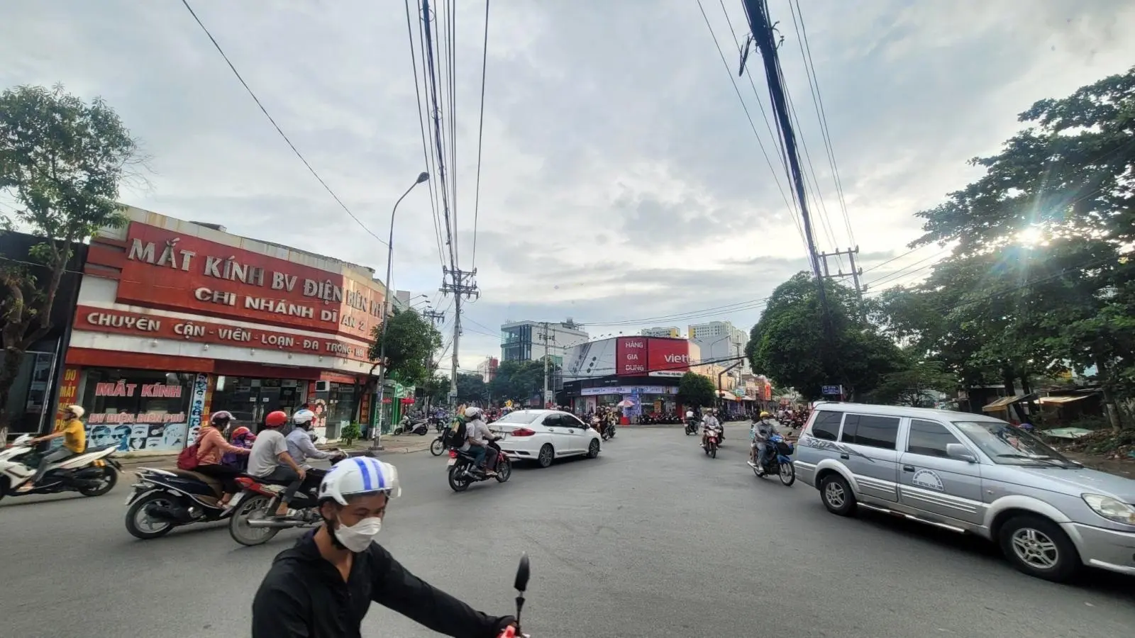 Ngộp giảm mạnh 1 tỷ bán nhà 1 trệt 1 lầu MT đường Nguyễn Trãi ngay ngã tư mồi, P. Dĩ An, Dĩ An