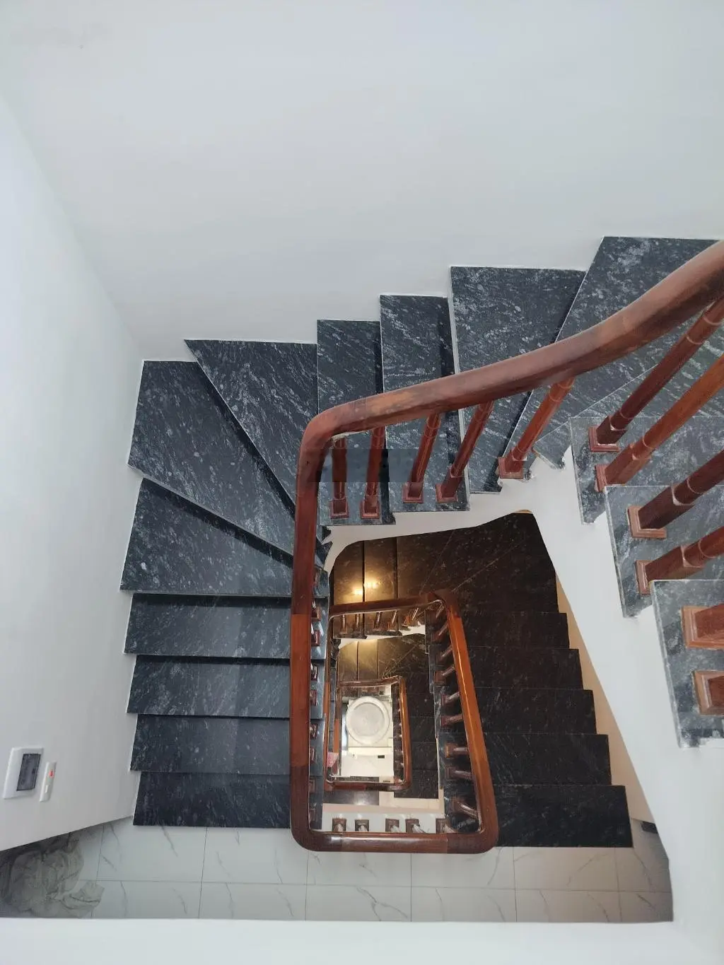 Nhà đẹp, nội thất xịn, có ô chờ thang máy, sân để xe, thoáng sáng, ô tô vào đến cửa