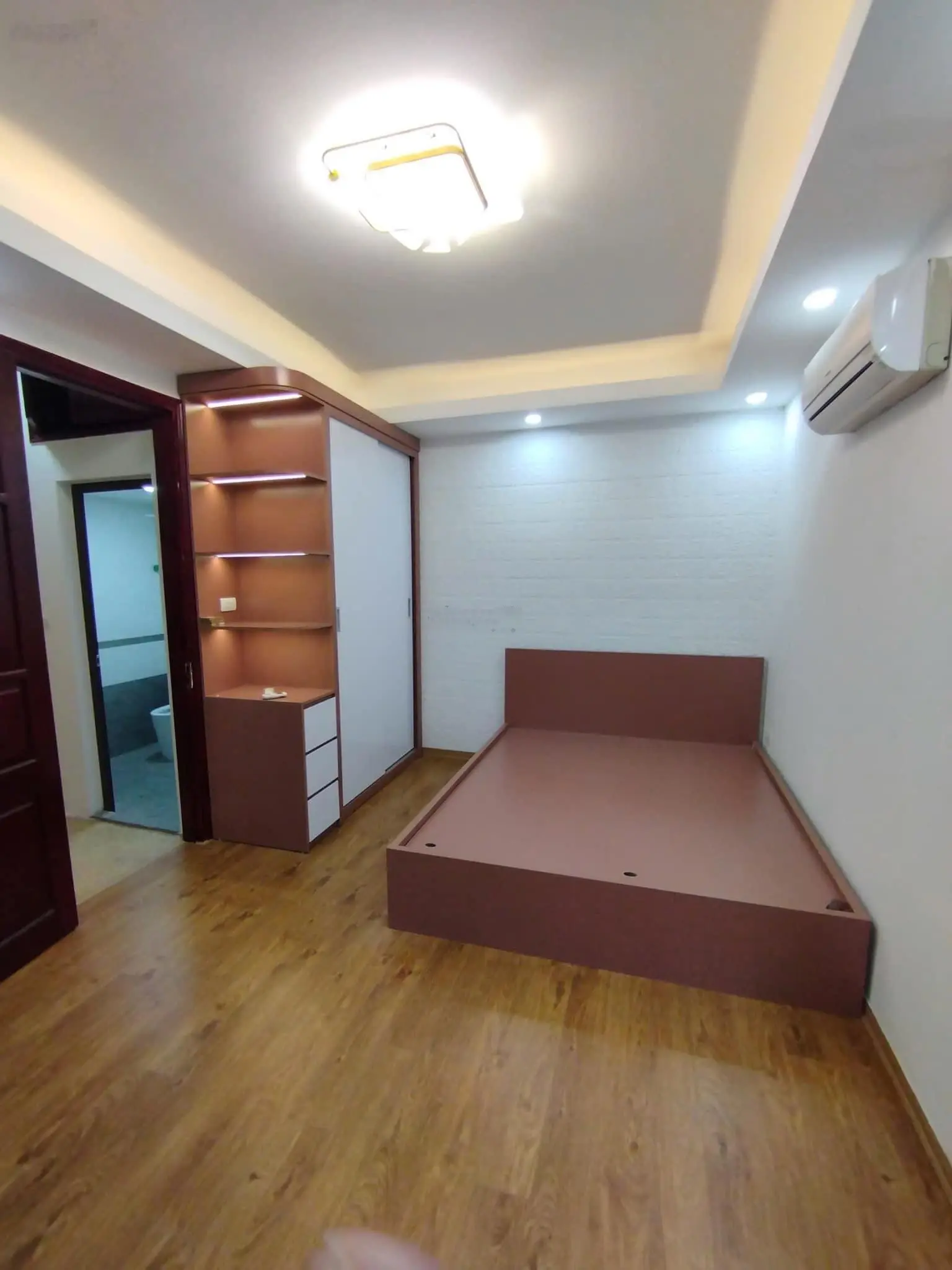 SiÊU PHẨM -Bán nhà tại Minh Khai - ô Tô đỗ cửa - 5,65 tỷ x 5,4m mặt tiền Đỉnh - Kinh Doanh DT30m